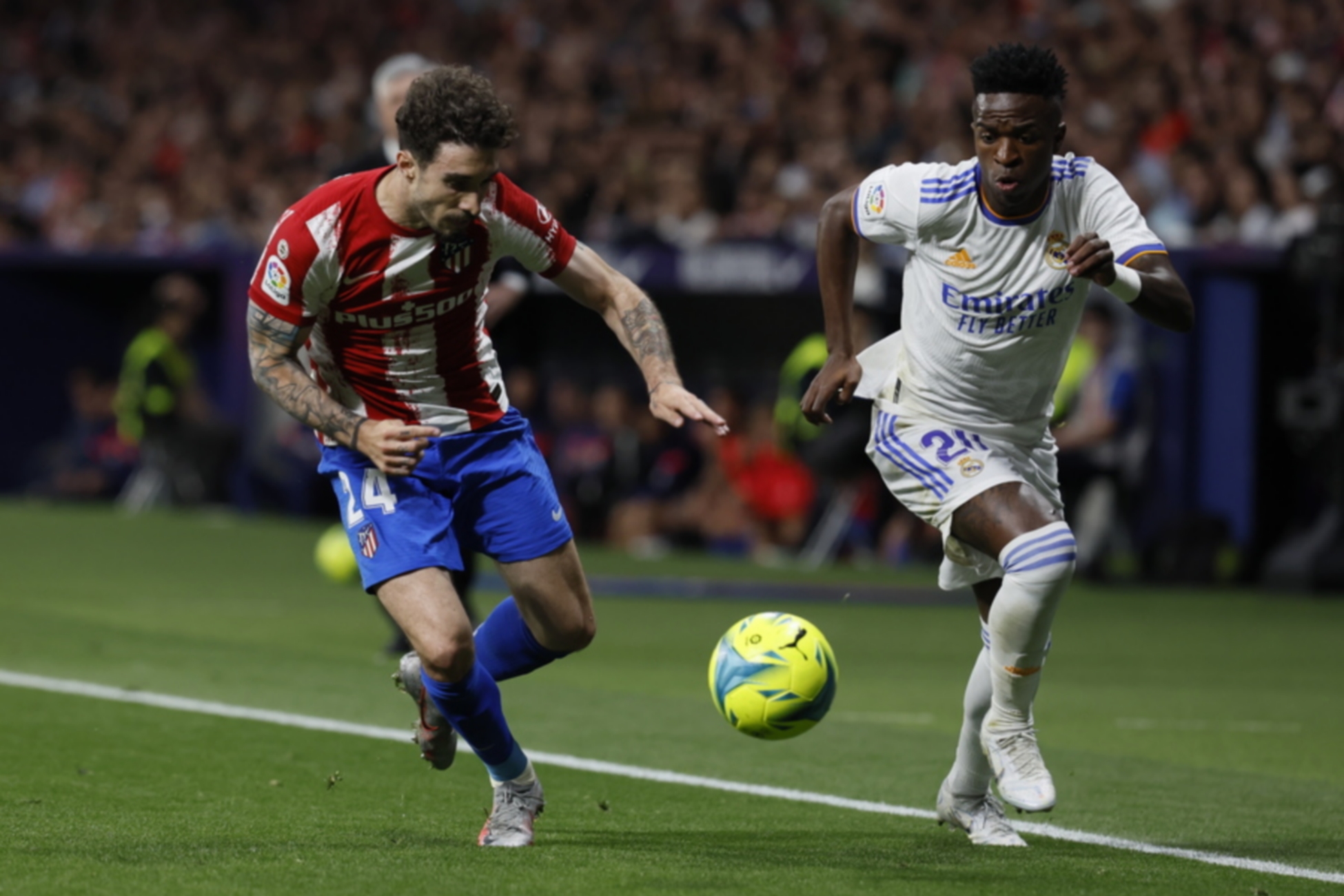 epa09934721 Real Madrid´s Vinicius Jr. (R) in action against Atletico Madrid´s Sime Vrsaljko (L) during a Spanish LaLiga soccer match between Atletico Madrid and Real Madrid at Wanda Metropolitano stadium in Madrid, Spain, 08 May 2022  EPA