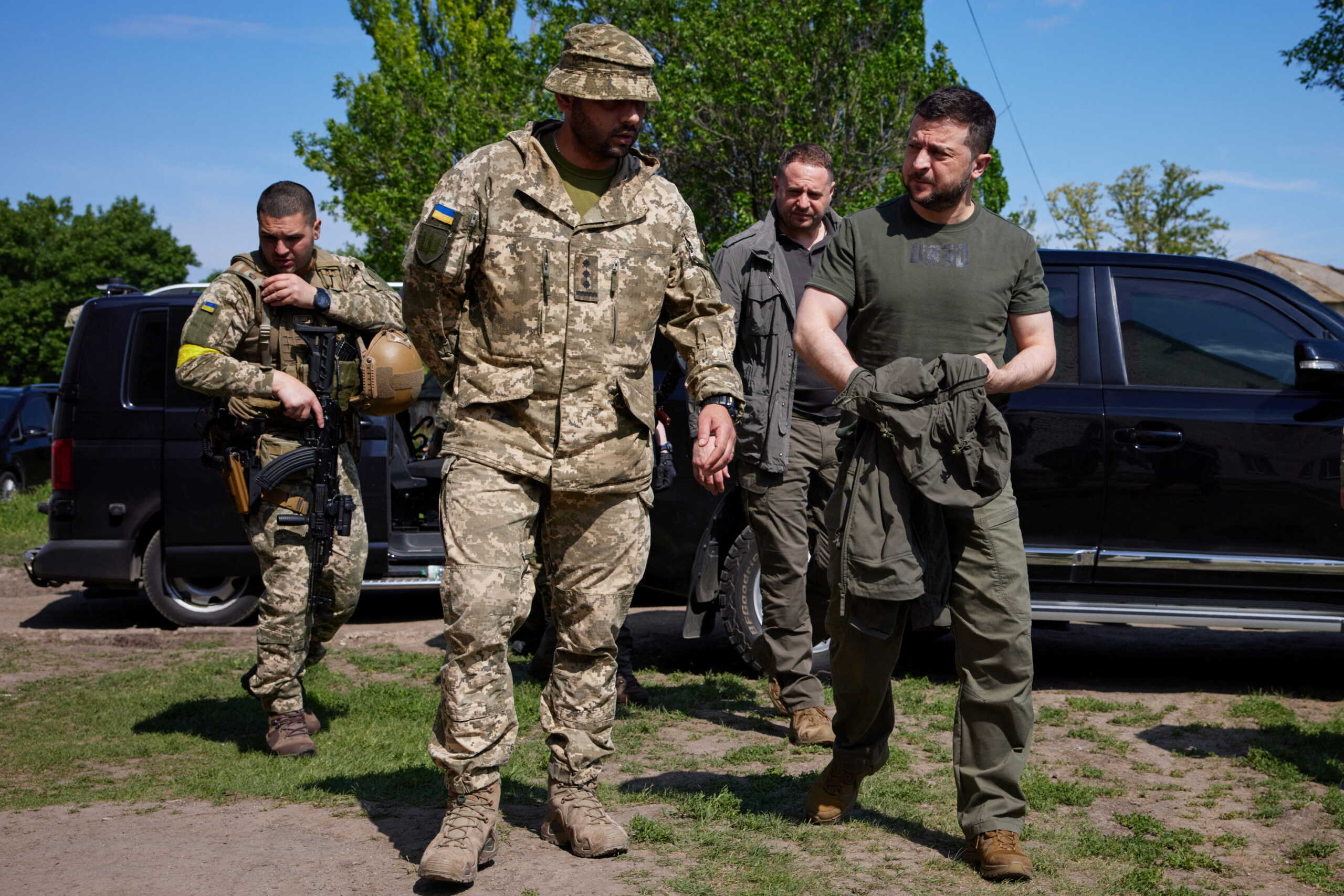 Ukraine's President Volodymyr Zelenskiy visits a position of Ukrainian service members, as Russia's attack on Ukraine continues, in Zaporizhzhia region, Ukraine June 5, 2022.  Ukrainian Presidential Press Service