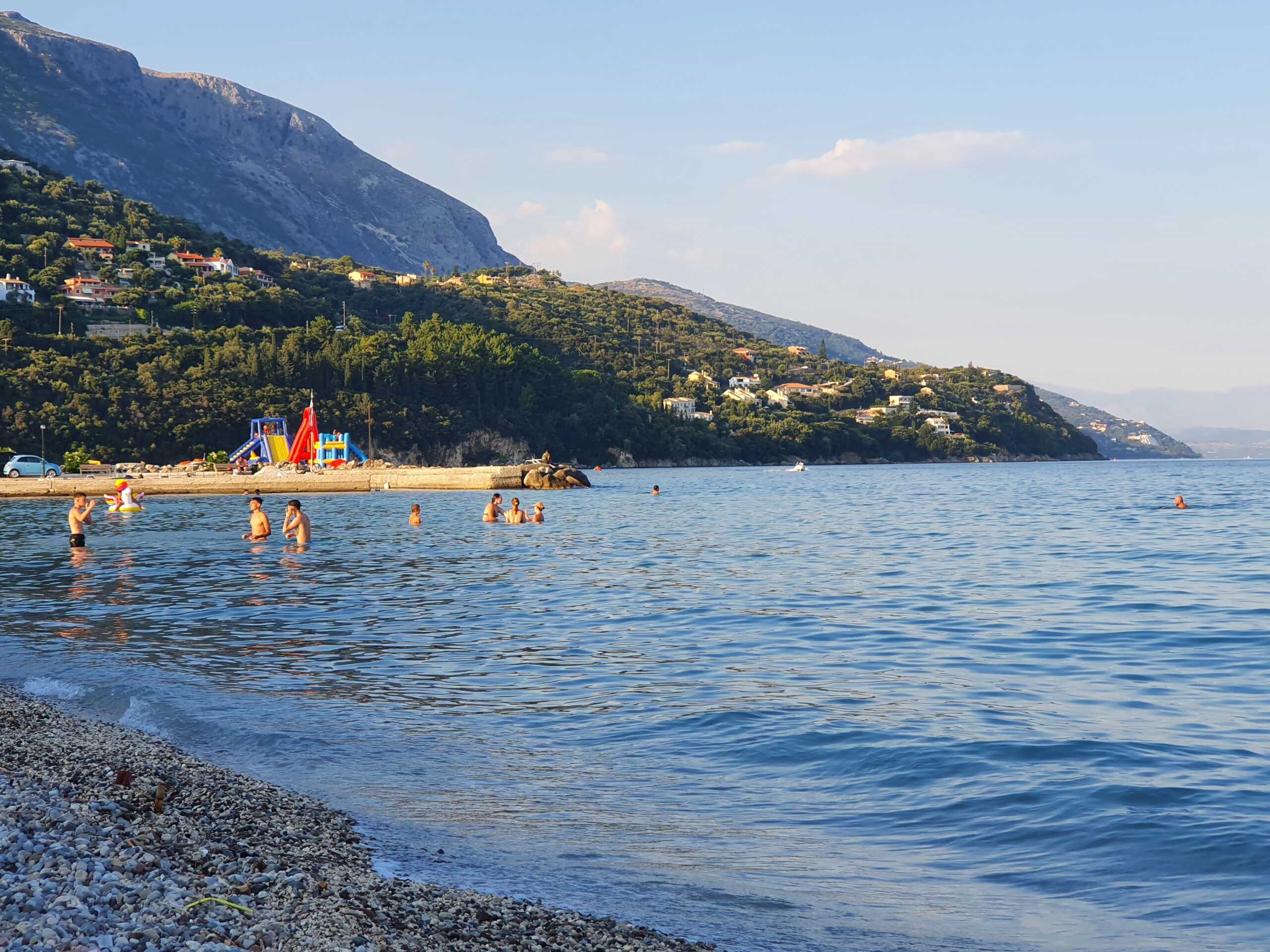 Κέρκυρα: Το παραλιακό χωριό που δεν κοιμάται ποτέ – «Βουλιάζει» από τουρίστες το φετινό καλοκαίρι