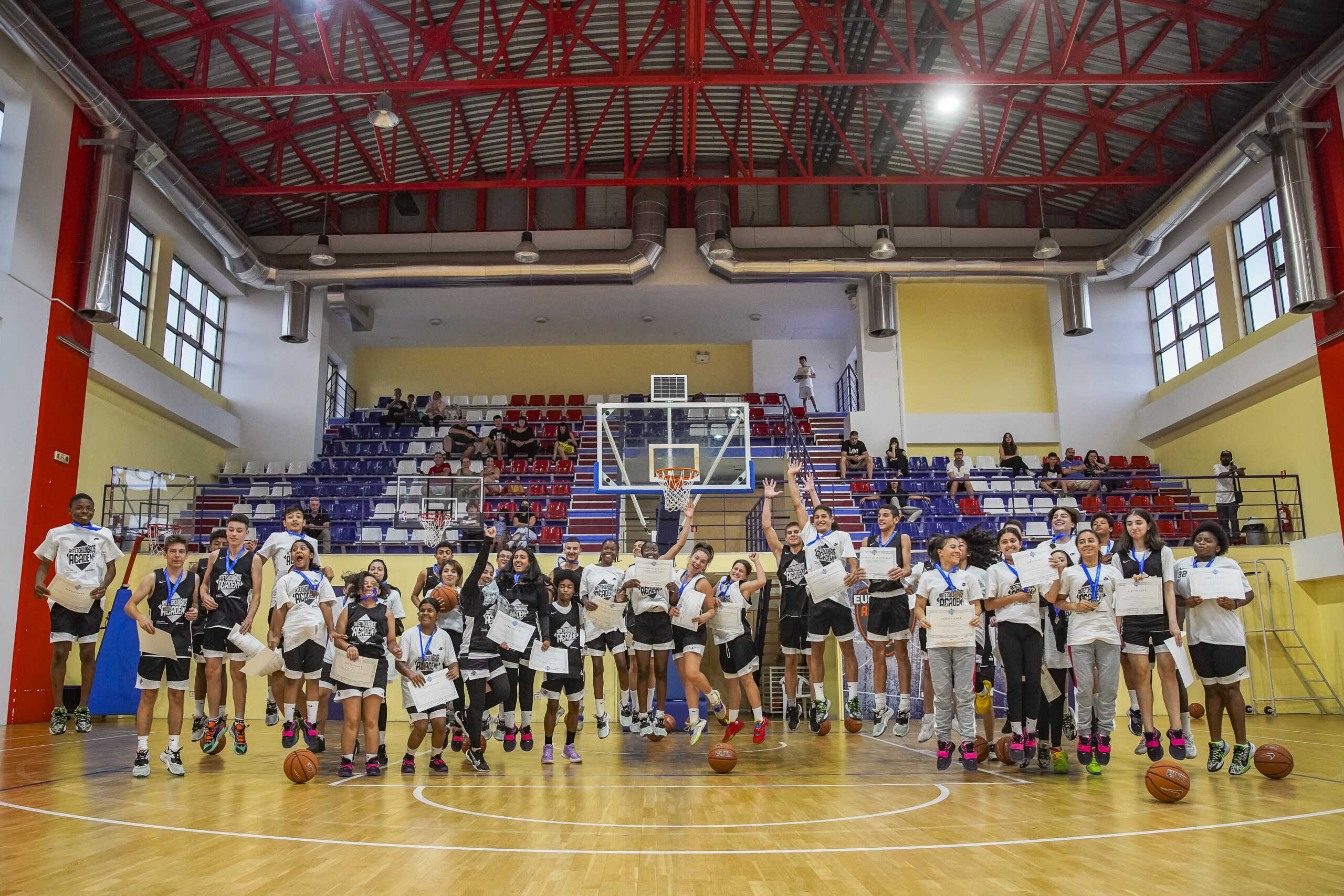 Η AntetokounBros Academy ολοκλήρωσε τη φετινή της πορεία με τα πρώτα της παιχνίδια, με υποτροφίες και τελετή λήξης