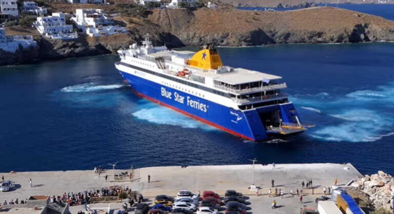 Εντυπωσιακή μανούβρα του Blue Star Naxos στην Αστυπάλαια – Μαζική άφιξη τουριστών