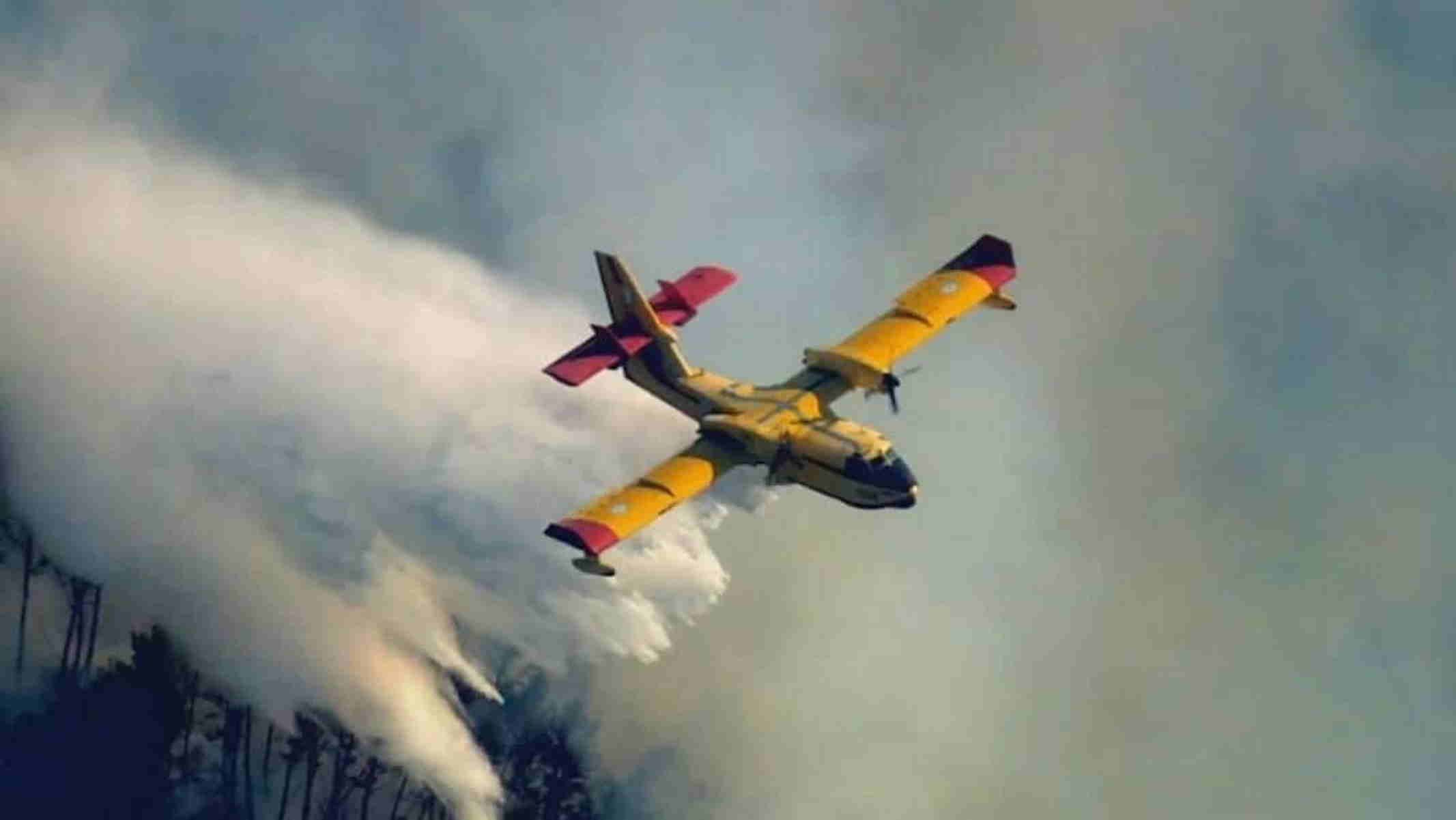 Αυτά είναι τα ελληνικά Canadair που σβήνουν μεγάλες φωτιές στη Γαλλία – Merci από τον Μακρόν με μήνυμα στα ελληνικά