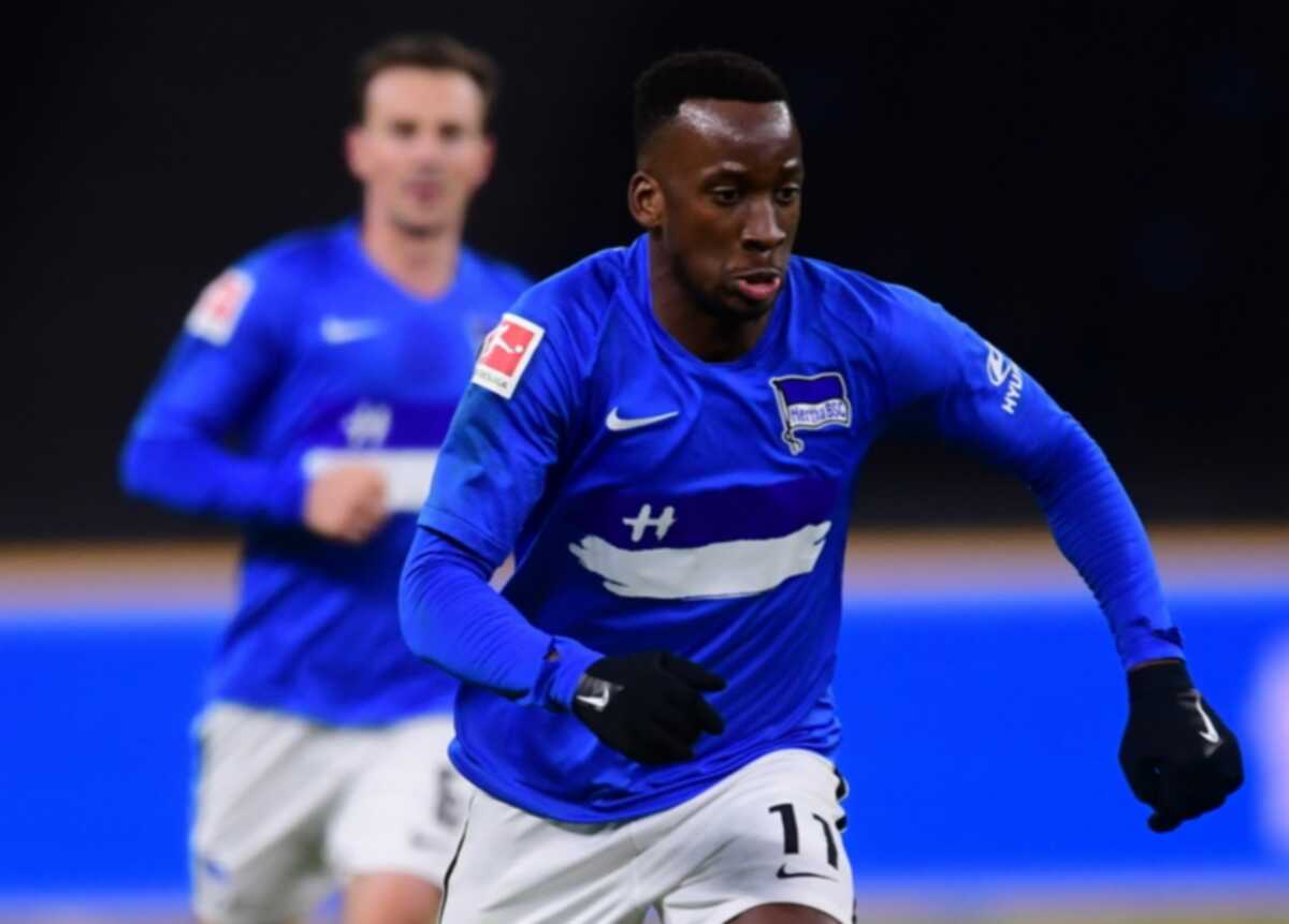 epa08834837 Hertha's Dodi Lukebakio in action during the German Bundesliga soccer match between Hertha BSC Berlin and Borussia Dortmund in Berlin, Germany, 21 November 2020.  EPA