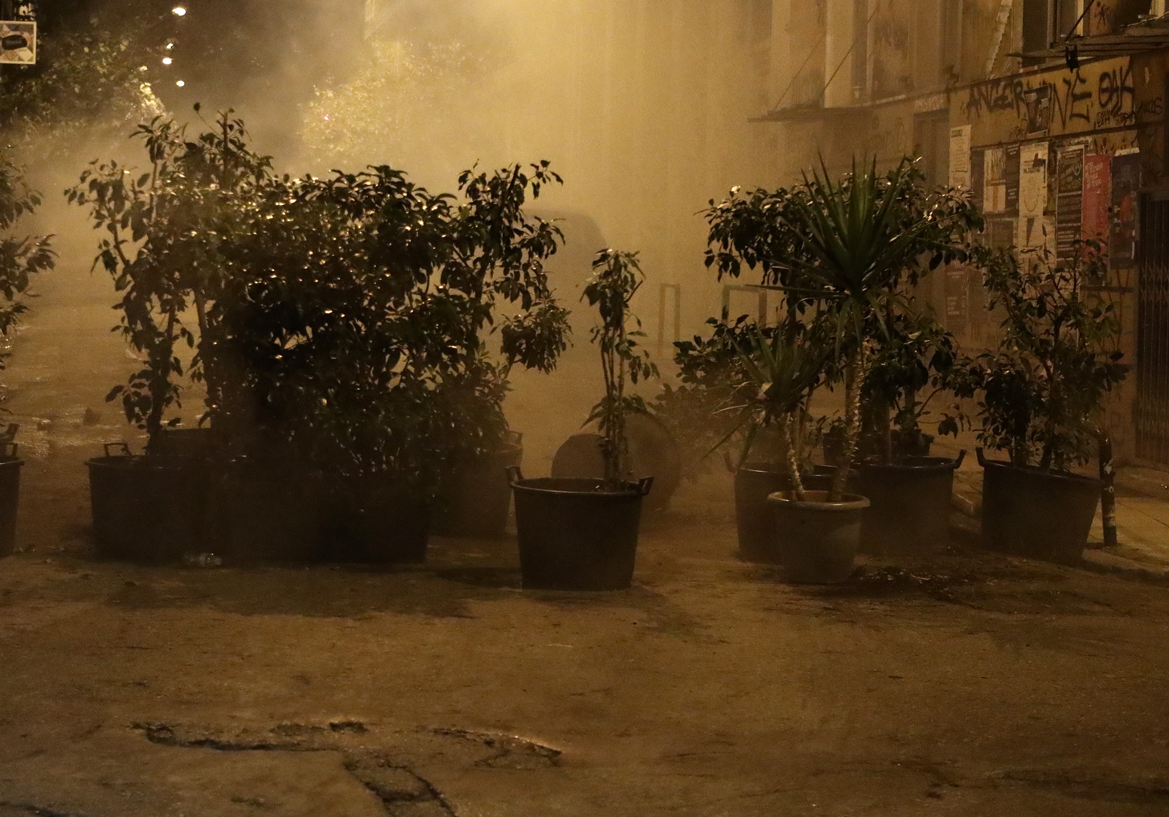 Επεισόδια κοντά στα ΜΑΤ Καισαριανής – Φωτιές και «βροχή» από μολότοφ