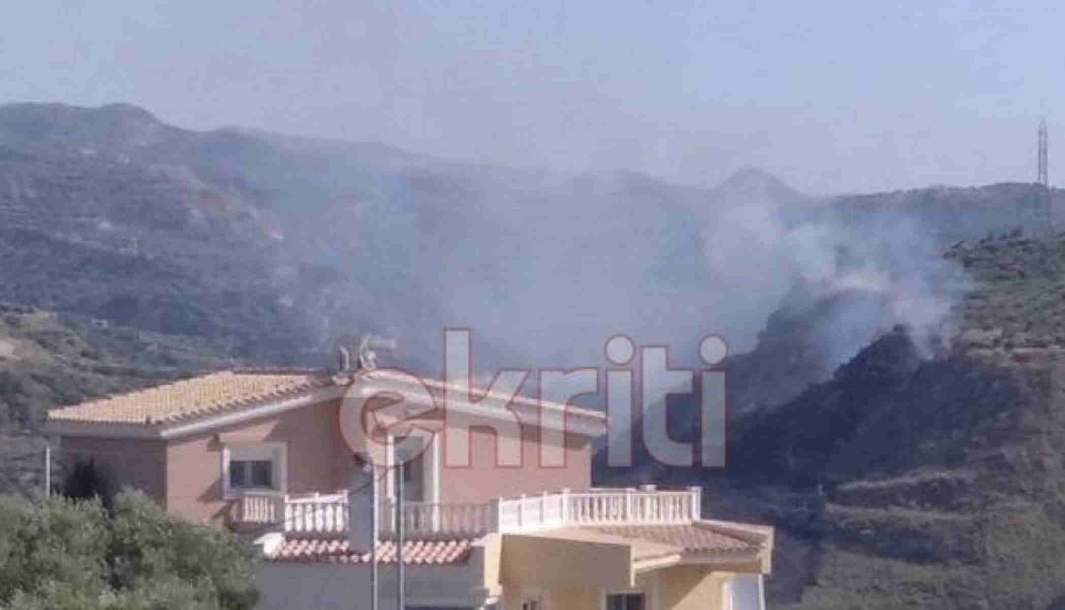 Φωτιά στο Ηράκλειο κοντά σε σπίτια – Μεγάλη κινητοποίηση της πυροσβεστικής