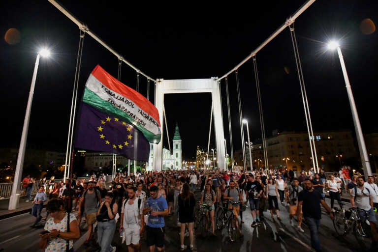 Διαδηλωτές κατά του Όρμπαν απέκλεισαν γέφυρα στην Βουδαπέστη