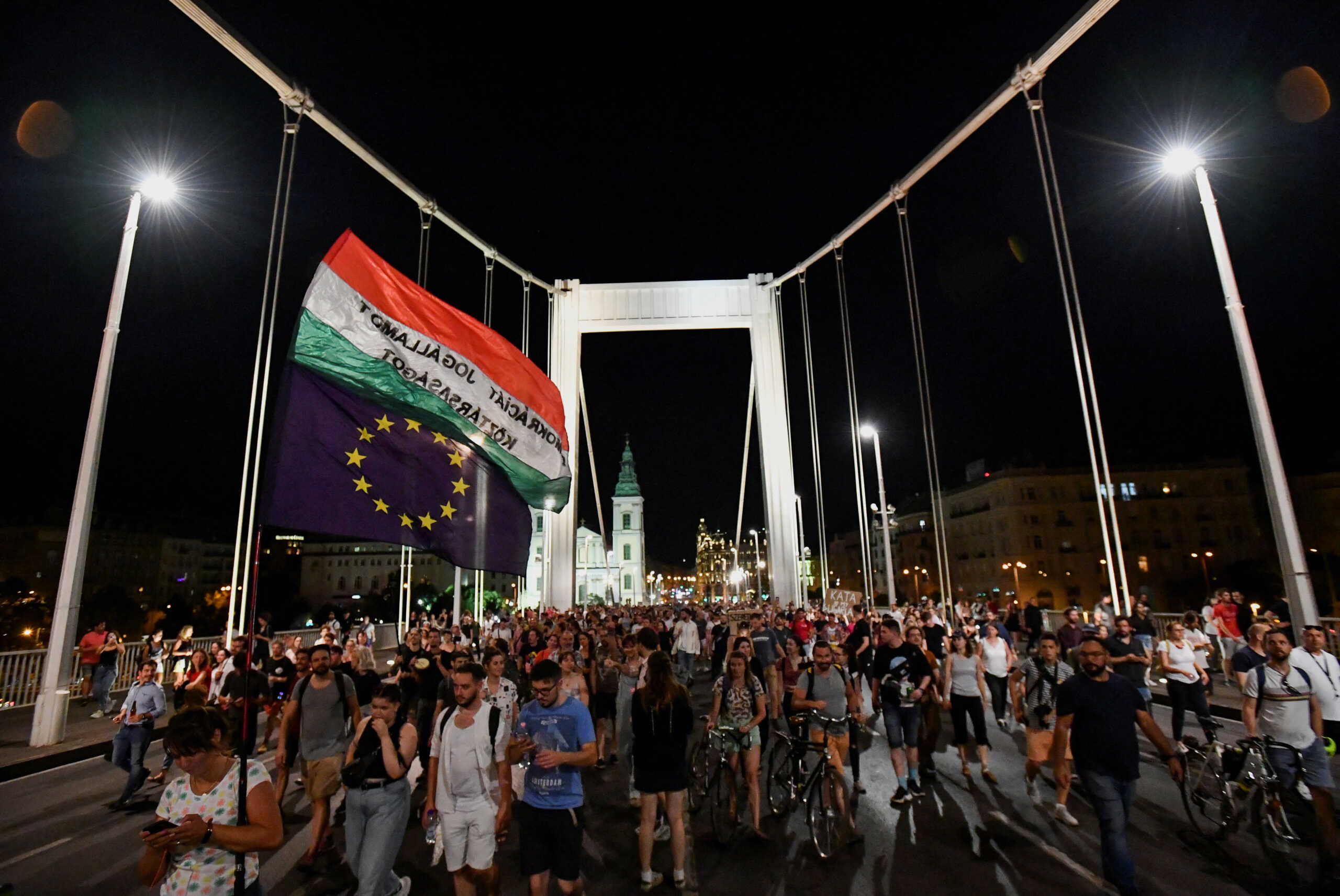 Ουγγαρία: Διαδηλωτές κατά του Όρμπαν απέκλεισαν γέφυρα στην Βουδαπέστη
