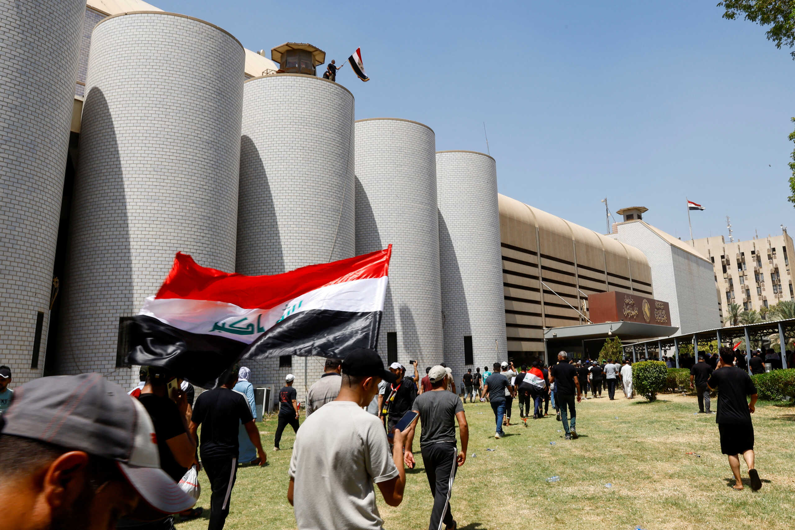 Ιράκ: Διαδηλωτές κατέλαβαν το κτίριο του Κοινοβουλίου μέσα στην Πράσινη Ζώνη στη Βαγδάτη