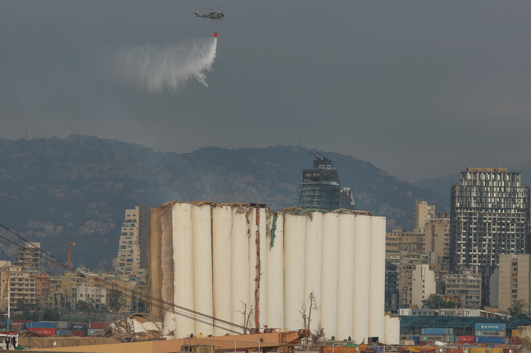 Βηρυτός: Σκόνη και καπνός από κατάρρευση σιλό στο λιμάνι – Μνήμες της έκρηξης με 220 νεκρούς