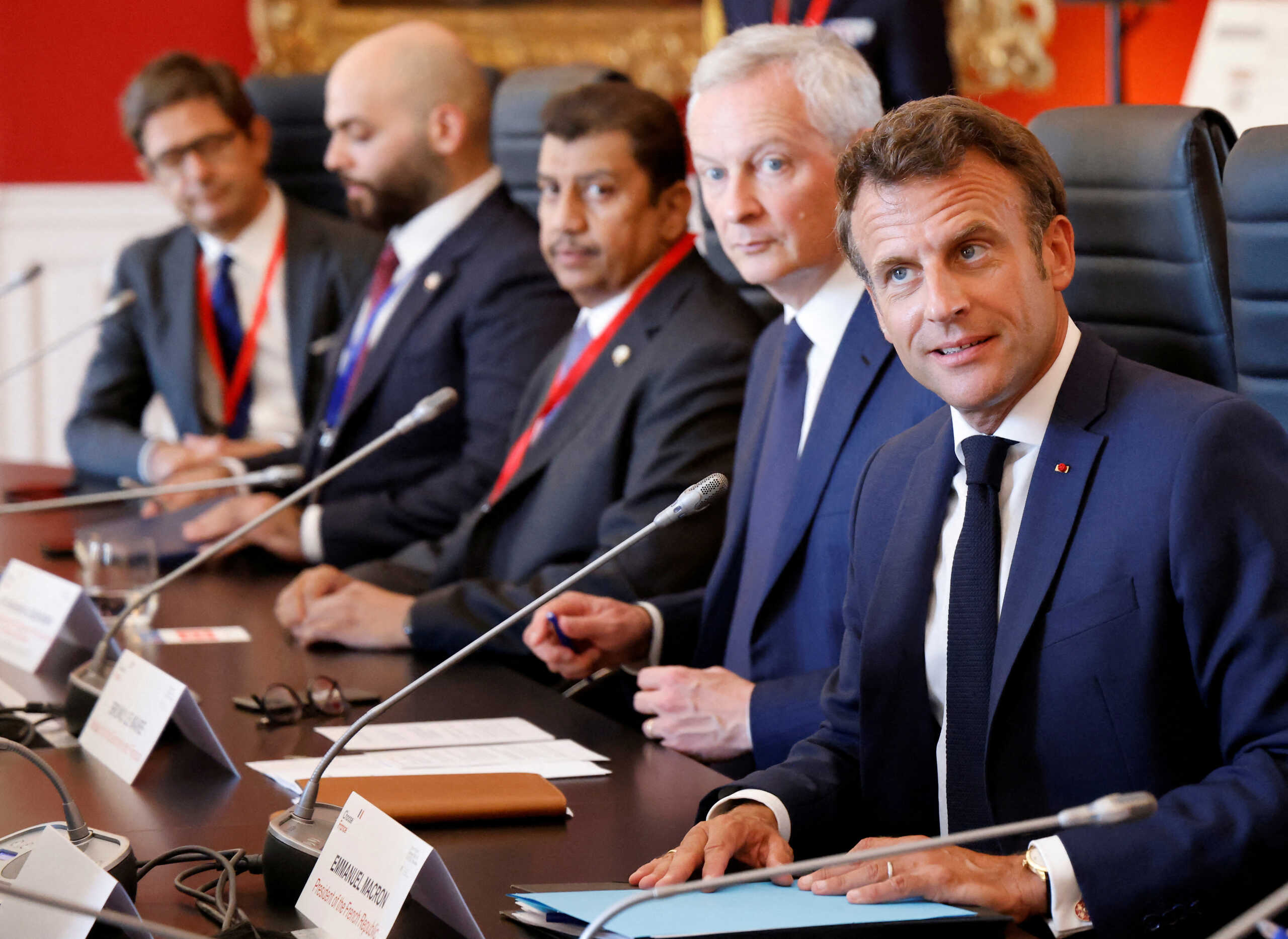 French President Emmanuel Macron (R) attends a meeting with leaders of sovereign wealth funds at the Palace of Versailles, southwest of Paris, France, July 11, 2022. Ludovic Marin