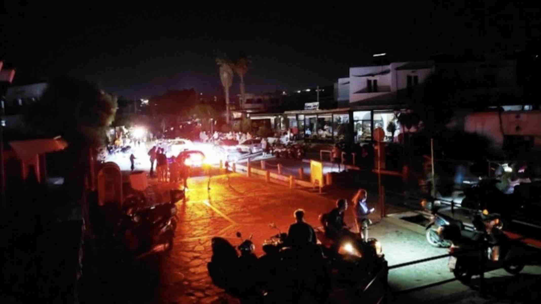 Πάρος: Αναβάλλεται η Γιορτή Ψαριού στη Νάουσα λόγω του black out – Eπιχειρηματίες πετούν προϊόντα