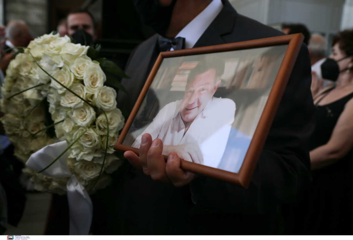 Ηλίας Νικολακόπουλος: Συγκίνηση στην πολιτική κηδεία στο Α’ νεκροταφείο