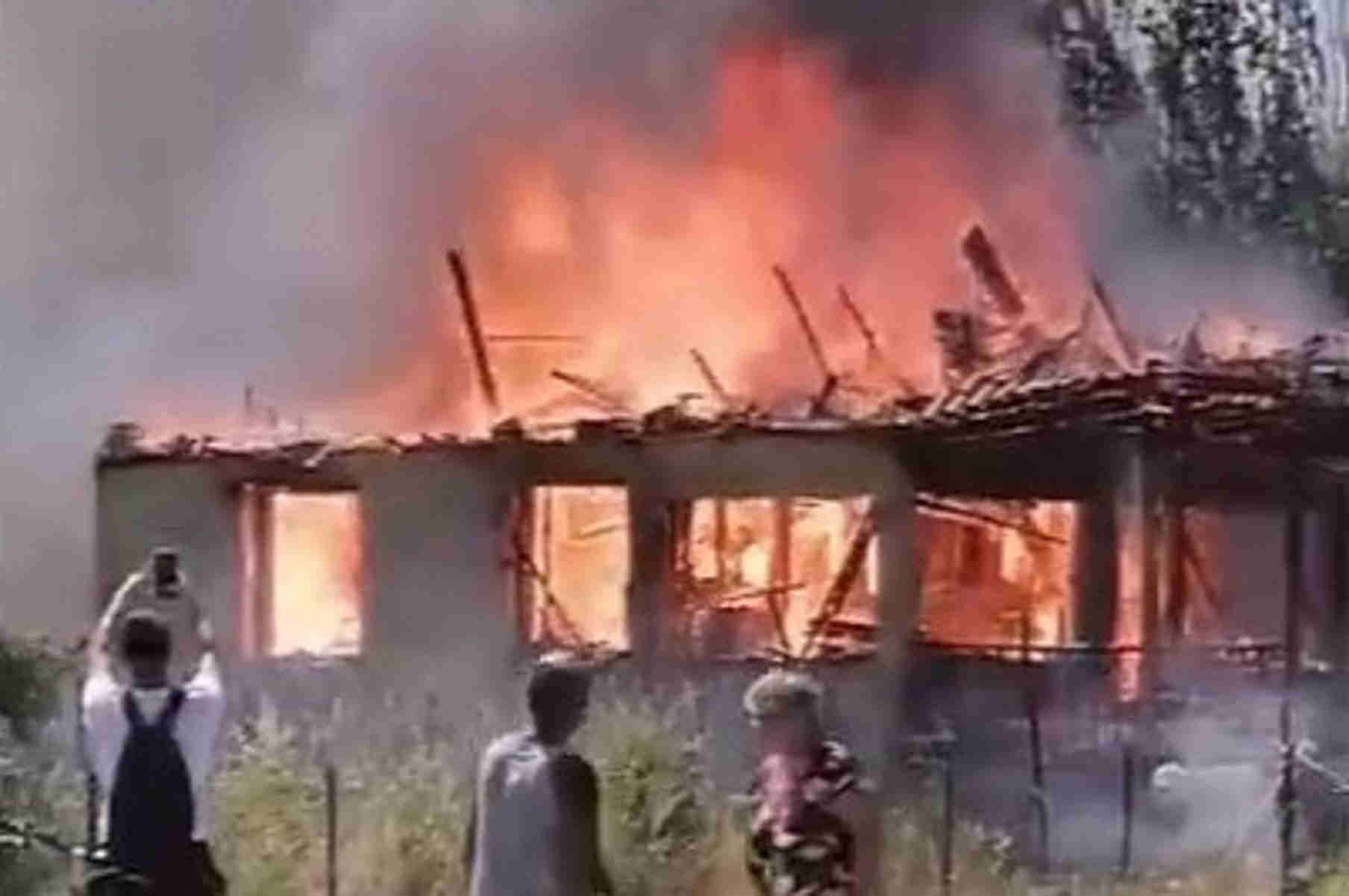 Φωτιά σε σπίτι στον Άγιο Κωνσταντίνο Ωρωπού: Κίνδυνος να εξαπλωθεί λόγω δυνατών ανέμων – Πλάνα από το σημείο