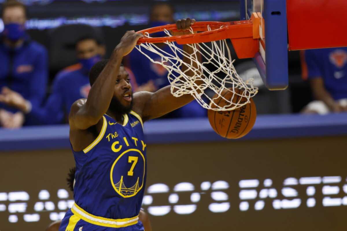 epa08956921 Golden State Warriors forward Eric Paschall slam dunks the ball for two points against the New York Knicks during the second half of the NBA basketball game between the New York Knicks and the Golden State Warriors at Chase Center in San Francisco, California, USA, 21 January 2021.  EPA