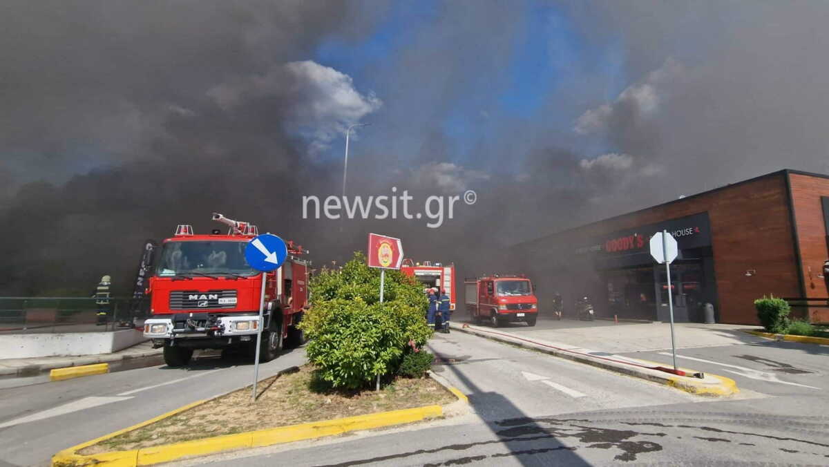 Φωτιά στην Πυλαία: Μαύρισε ο ουρανός πάνω από καταστήματα της περιοχής – Νέα πλάνα από το σημείο