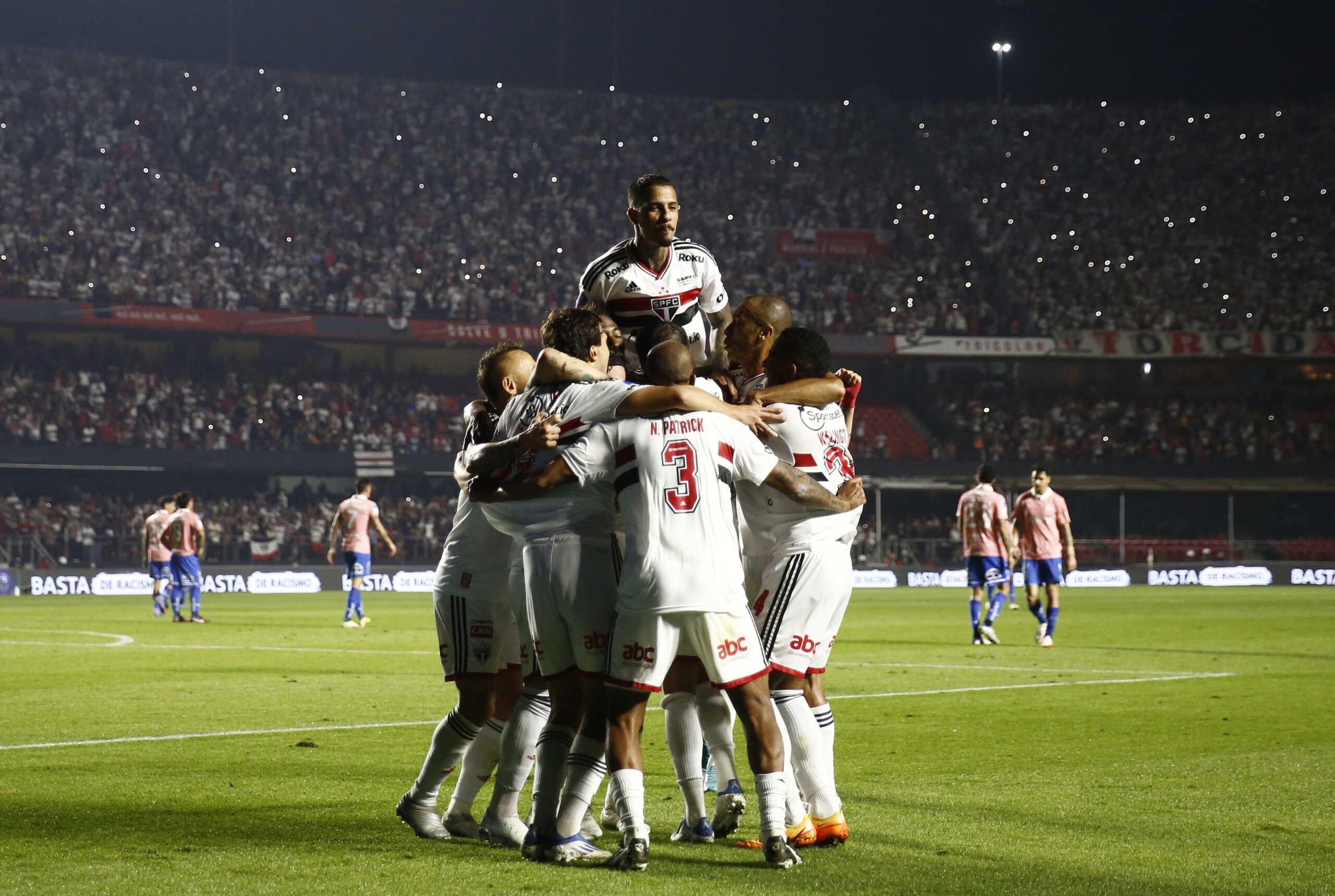 Soccer Football - Copa Sudamericana - Round of 16 - Second Leg - Sao Paulo v Universidad Catolica - Estadio Morumbi, Sao Paulo, Brazil - July 7, 2022 Sao Paulo's Eder celebrates scoring their second goal with teammates REUTERS