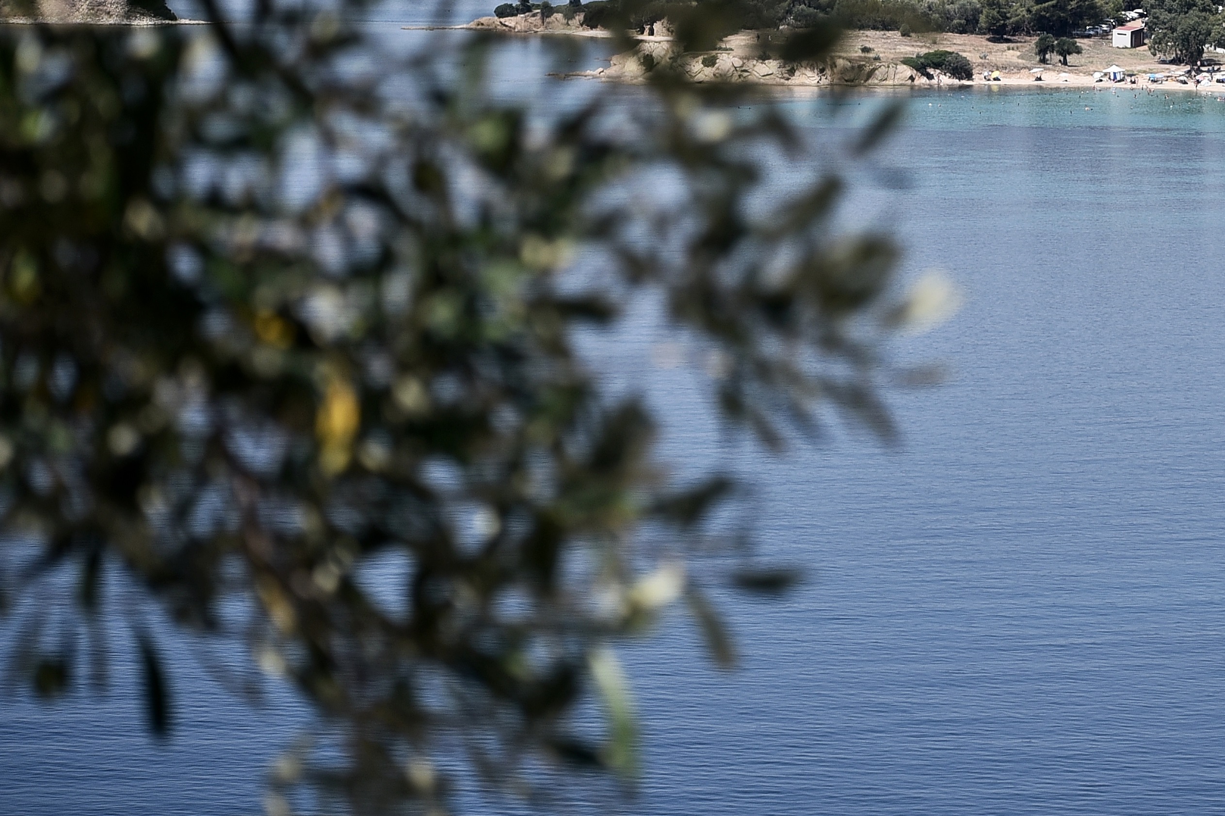 Ηλεία: Beach bar στην Κουρούτα έβγαλε πολυθρόνες στην παραλία αντί για ξαπλώστρες