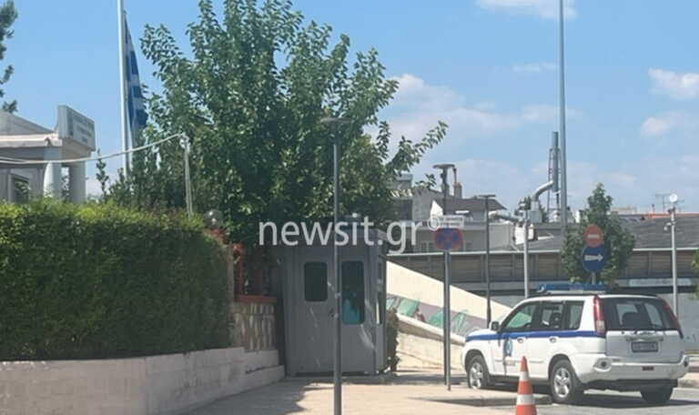Ληστεία έξω από αστυνομικό τμήμα στη Θέρμη Θεσσαλονίκης – Κυνηγητό στην πλατεία Παραμάνας