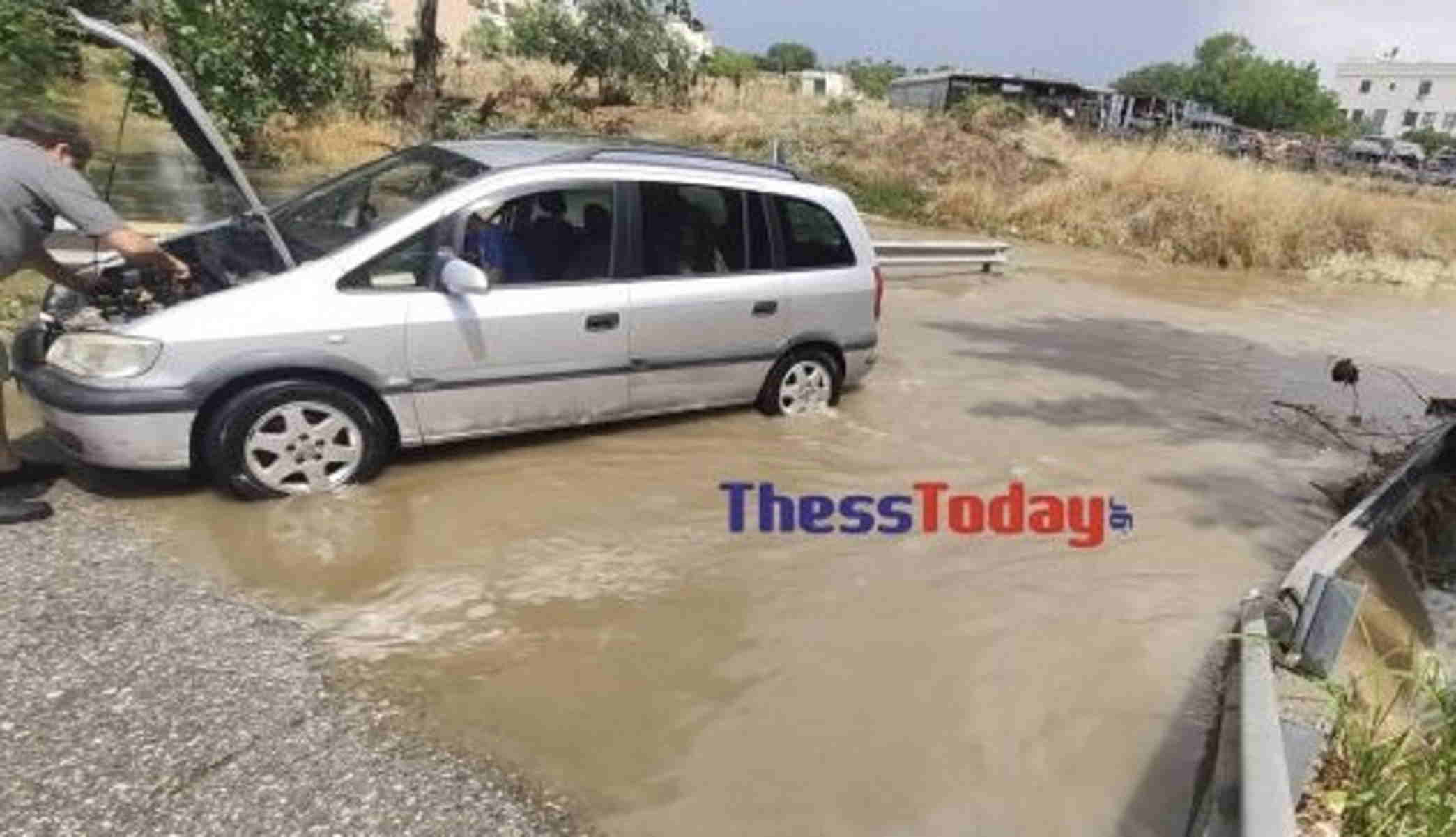 Καιρός – Θεσσαλονίκη: Πατέρας οδηγός με δύο μικρά παιδιά εγκλωβίστηκαν στα νερά – Τους έσωσε άλλος οδηγός