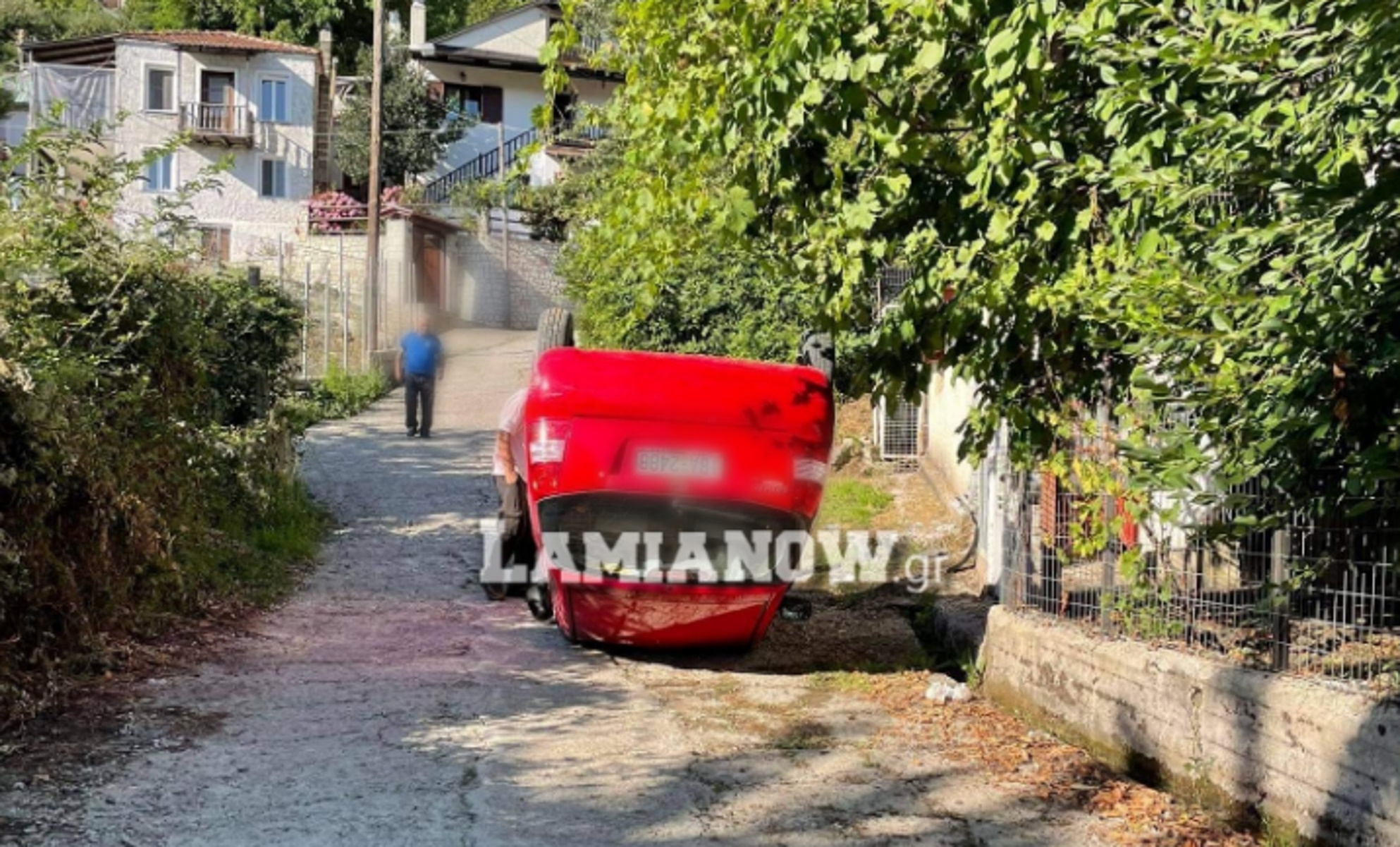 Σοκαριστικό τροχαίο – Αυτοκίνητο τούμπαρε μέσα στο χωριό στο Γαρδίκι Φθιώτιδας- Τρεις τραυματίες (Photo)