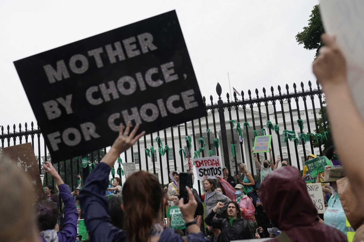 ΗΠΑ: Διαδήλωση υπέρ των αμβλώσεων έξω από το Λευκό Οίκο – «Μπάιντεν, ξύπνα»