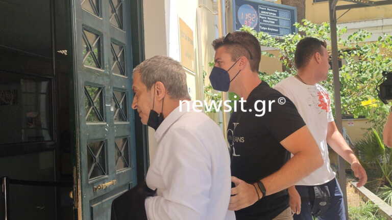 Στον εισαγγελέα ο Θέμης Αδαμαντίδης μετά την καταγγελία της συντρόφου του για ξυλοδαρμό - «Βρε καλώς τα παιδάκια» είπε στους δημοσιογράφους