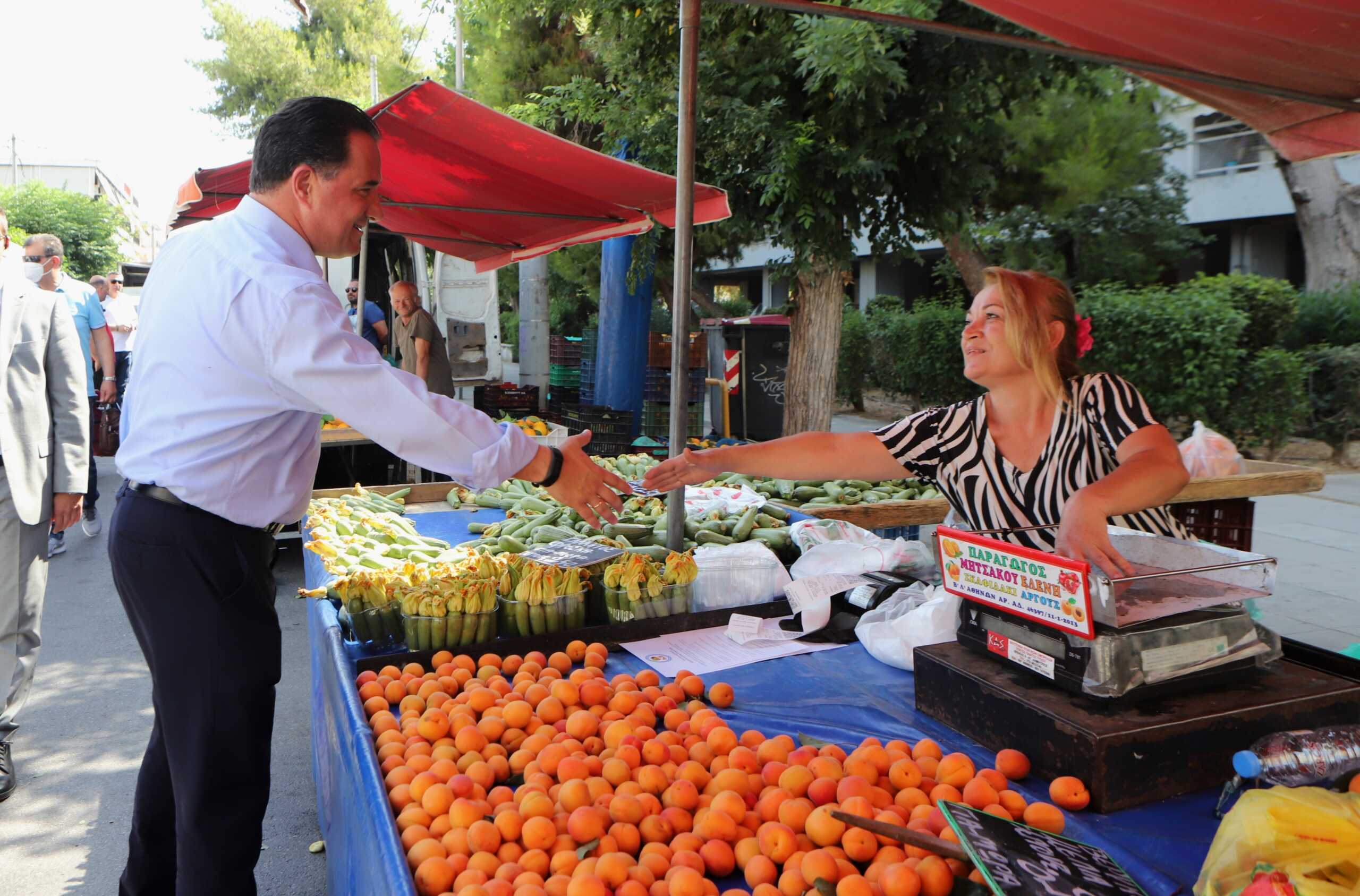 Ο Άδωνις Γεωργιάδης επισκέφθηκε τη λαϊκή αγορά Περιστερίου