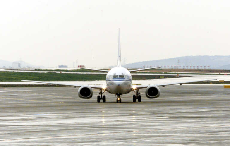 Σαντορίνη: Ο πιλότος «το έσκισε» το αεροπλάνο και αποθεώθηκε από τους επιβάτες σε πτήση για Αθήνα