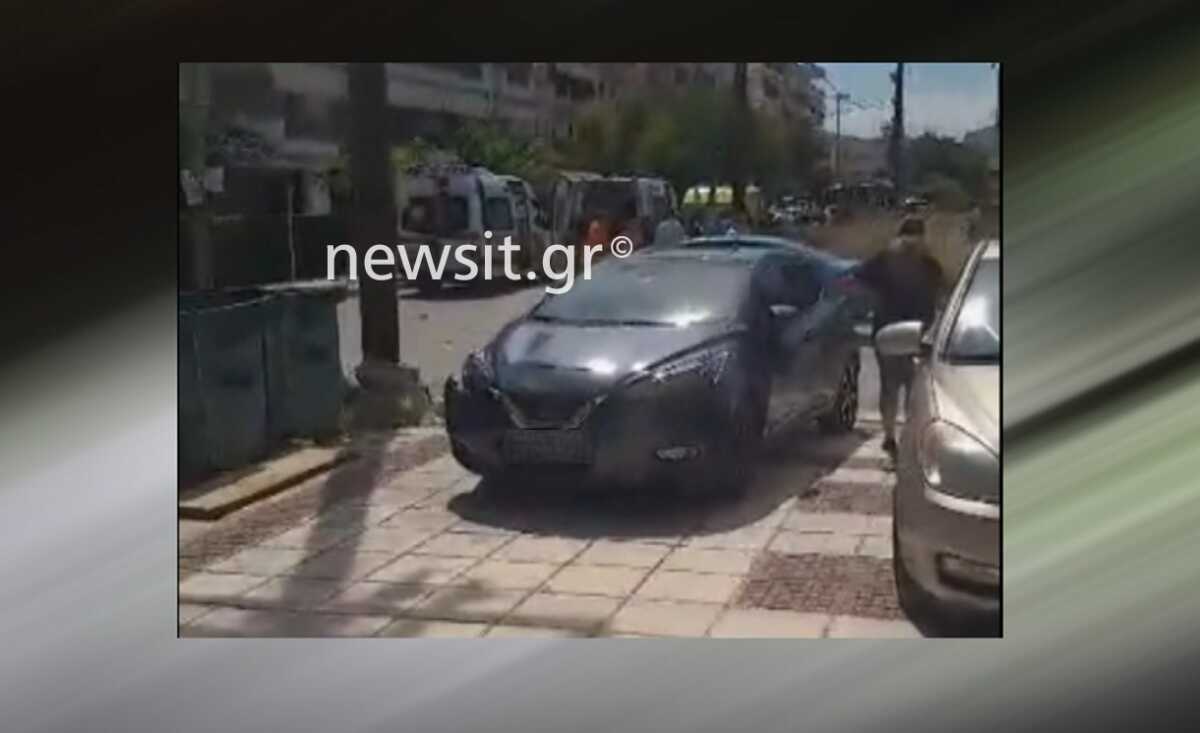 Θεσσαλονίκη: Εικόνες από τη στιγμή που το ασθενοφόρο παραλαμβάνει τα τρία παιδιά του τροχαίου