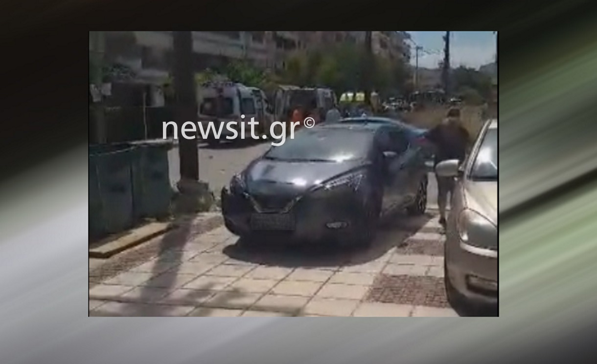 Θεσσαλονίκη: Εικόνες από τη στιγμή που το ασθενοφόρο παραλαμβάνει τα τρία παιδιά του τροχαίου