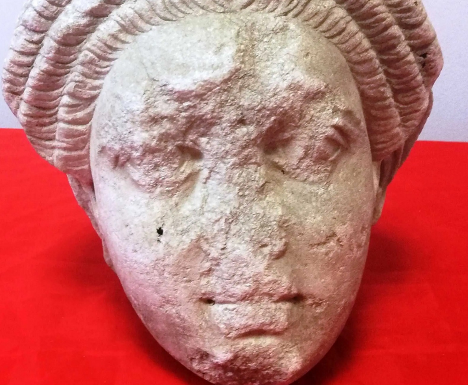 Θεσσαλονίκη: Πέθανε και βρέθηκε στο σπίτι που έμενε αυτό το άγαλμα με το μαρμάρινο κεφάλι γυναίκας