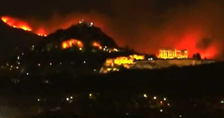 Η απόκοσμη εικόνα της Ακρόπολης και του Λυκαβηττού με φόντο τη φωτιά στην Πεντέλη