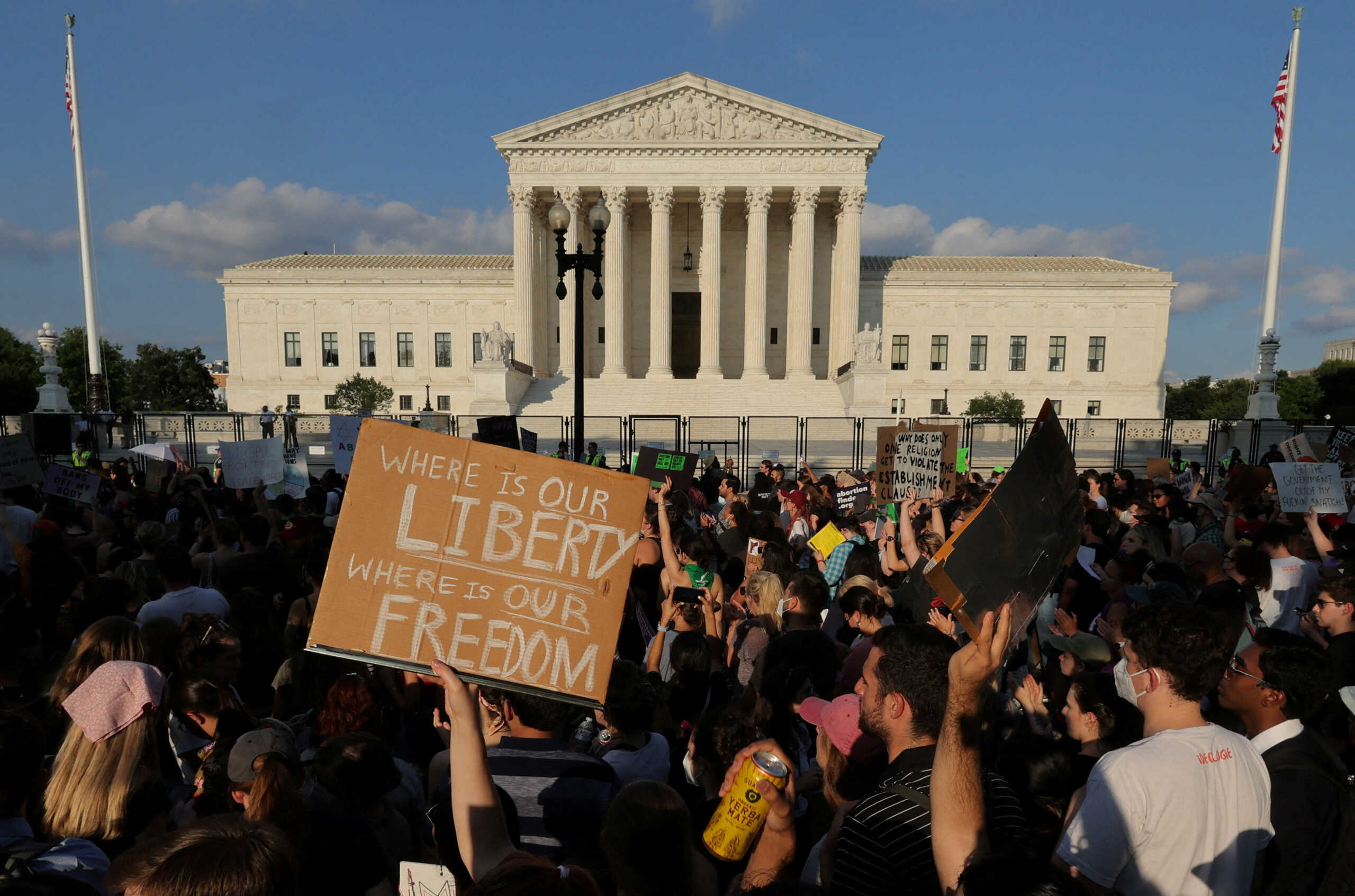 FILE PHOTO: Abortion rights demonstrators protest outside the United States Supreme Court as the court rules in the Dobbs v Women's Health Organization abortion case, overturning the landmark Roe v Wade abortion decision in Washington, U.S., June 24, 2022. REUTERS