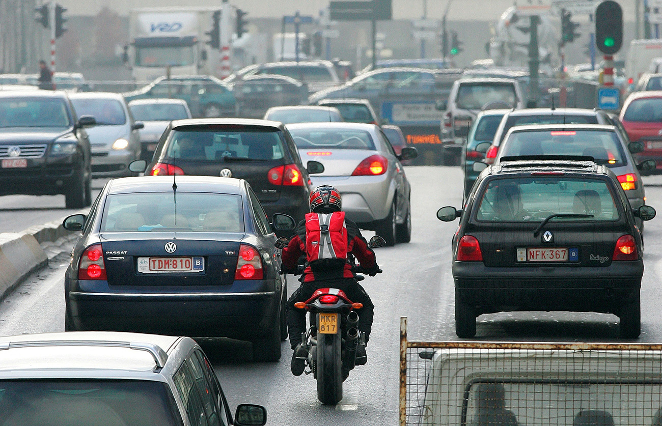 FILE PHOTO: Cars drive along a road in central Brussels February 7, 2007.  REUTERS