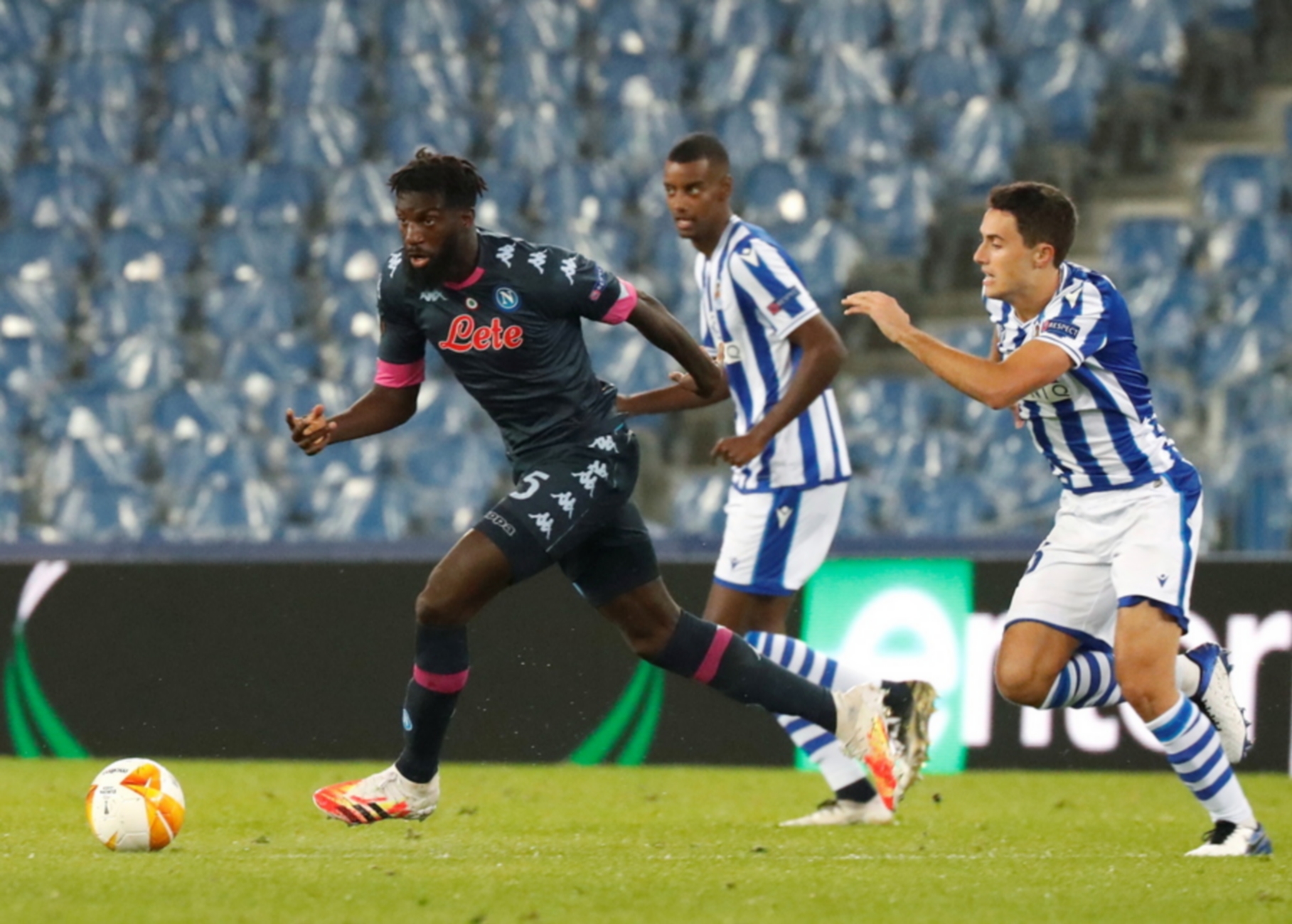 epa08784494 Real Sociedad's Aritz Elustondo (R) in action against Napoli's Tiemoue Bakayoko (L) during the UEFA Europe League group F soccer match between Real Sociedad and SSC Napoli at Reale Arena stadium in San Sebastian, northern Spain, 29 October 2020.  EPA