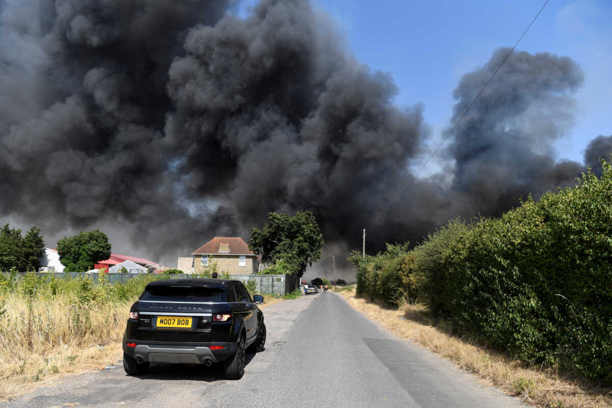 Βρετανία: Πυρκαγιές «καταπίνουν» χωριό στο ανατολικό Λονδίνο εν μέσω σφοδρού καύσωνα