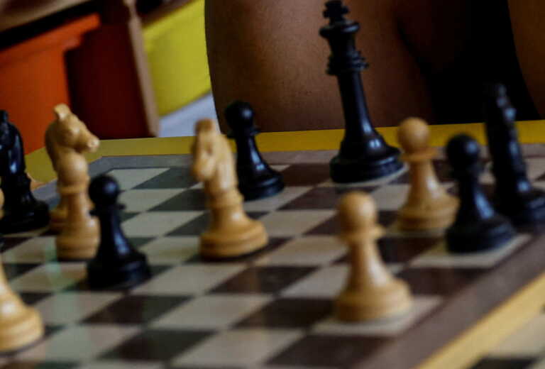 Ρεκόρ Γκίνες για το μεγαλύτερο πιόνι σκάκι διεκδικεί ένας «βασιλιάς» ύψους 6,25 μέτρων από τη Γαλλία