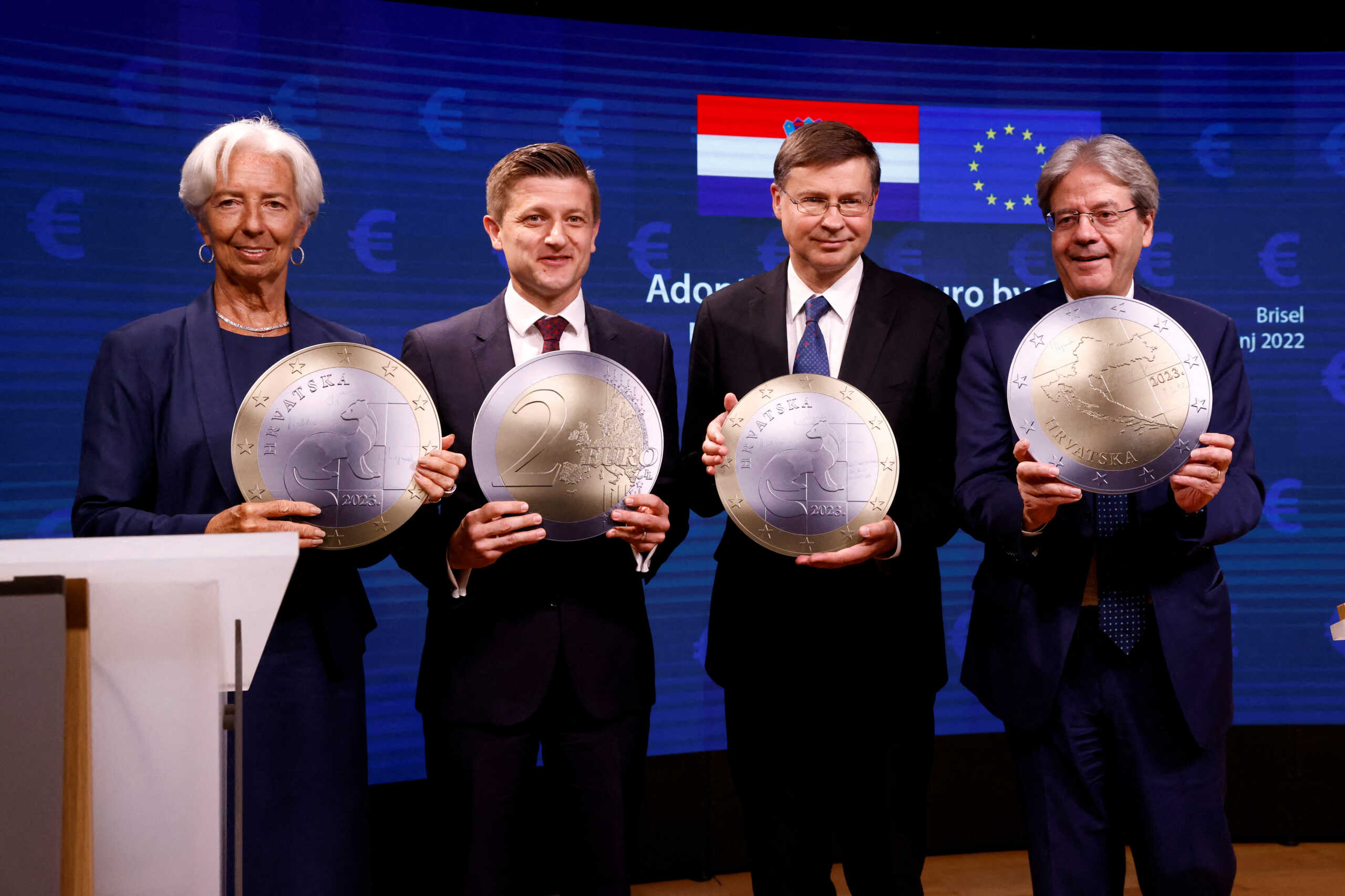 Croatia's Finance Minister Zdravko Maric, European Commissioner vice president Valdis Dombrovskis, President of European Central Bank Christine Lagarde and European Commissioner for Economy Paolo Gentiloni pose with a model of a Euro coin after a signing ceremony on the adoption of the euro by Croatia in Brussels, Belgium July 12, 2022. REUTERS