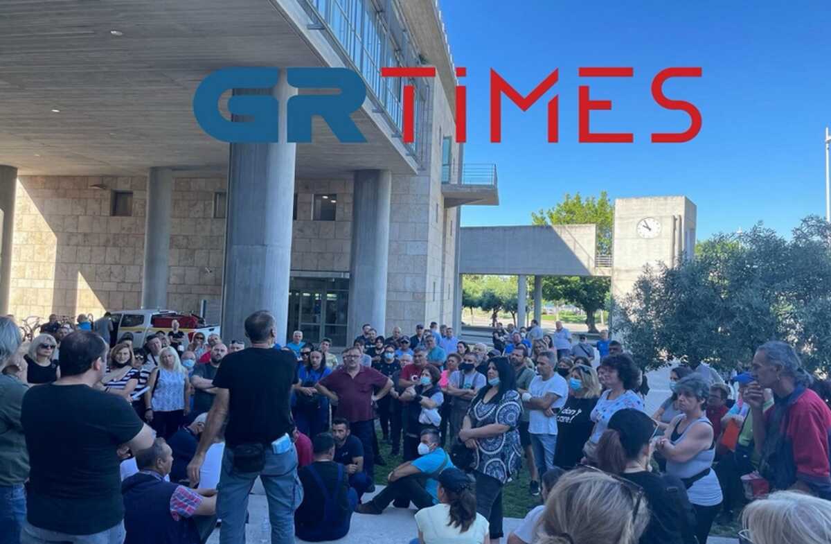 Θεσσαλονίκη: «Θέλουμε τα χρήματα που δουλέψαμε» – Εργαζόμενοι του δήμου έξω από το δημαρχείο