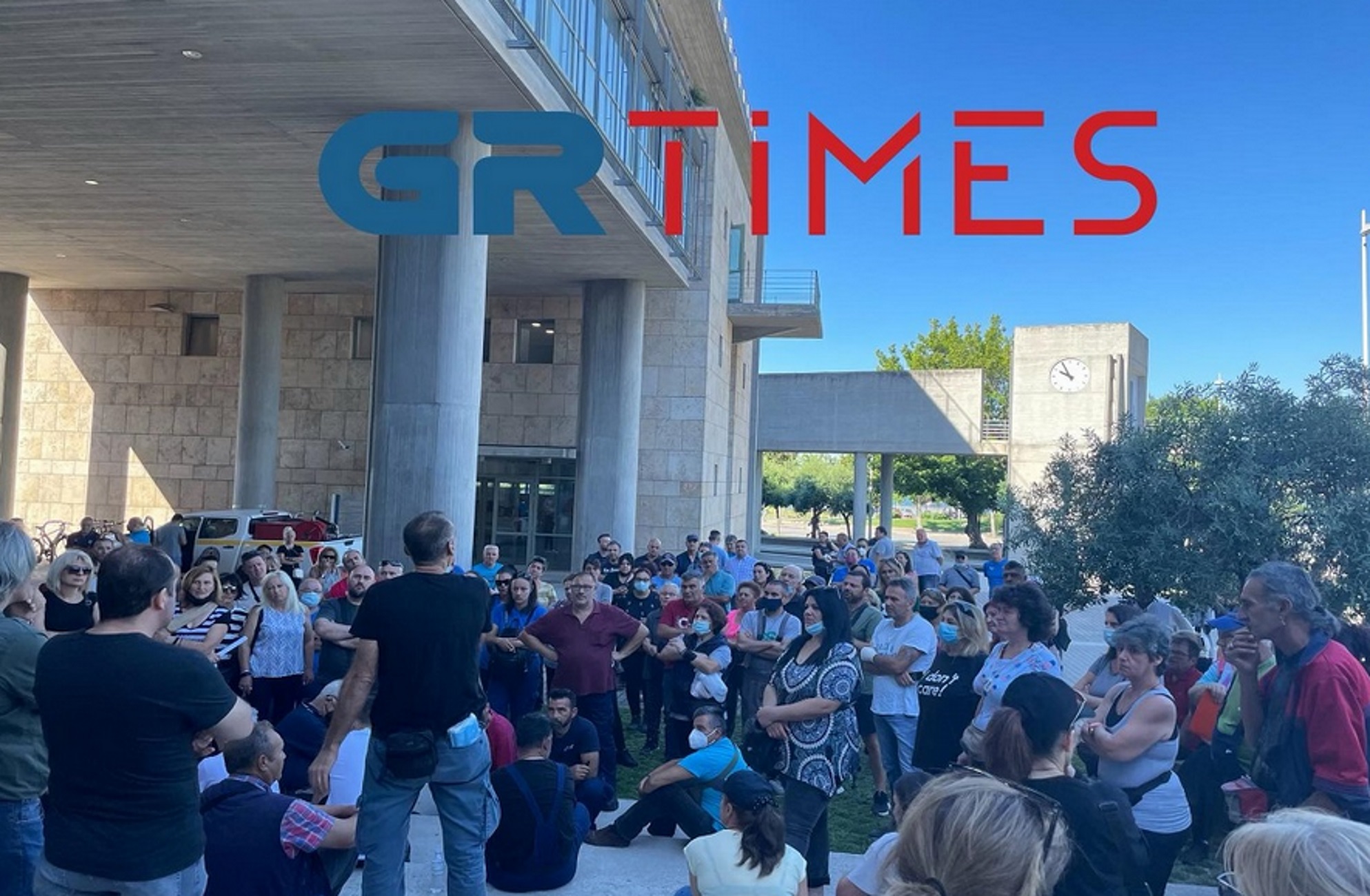Θεσσαλονίκη: «Θέλουμε τα χρήματα που δουλέψαμε» – Εργαζόμενοι του δήμου έξω από το δημαρχείο