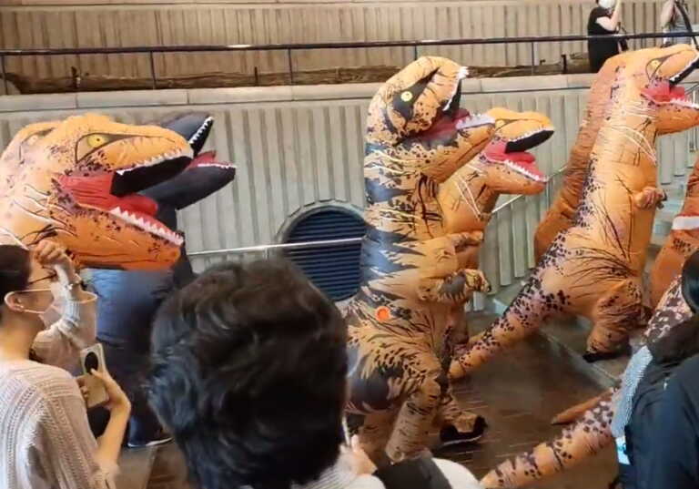 Ντύθηκαν «δεινόσαυροι» σε έκθεση για τον Τυραννόσαυρο Ρεξ στην Ιαπωνία