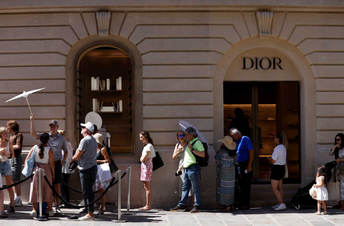 «Η κυρία Χάρις πηγαίνει στο Παρίσι» – Μια ταινία φόρος τιμής στον σπουδαίο Christian Dior