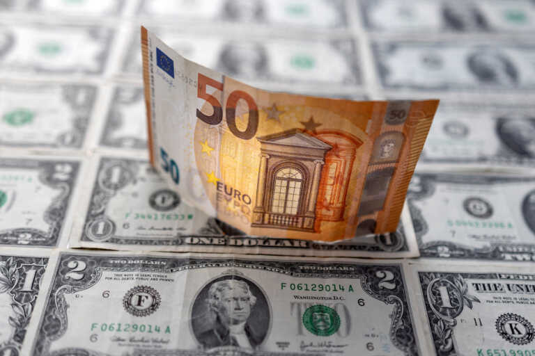 Το ευρώ έπεσε κάτω από το δολάριο πρώτη φορά μετά από 20 χρόνια
