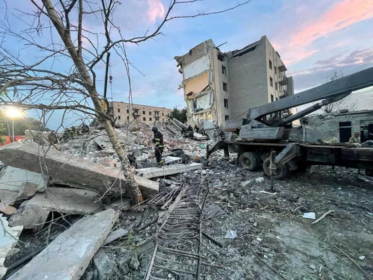 Ουκρανία: 15 οι νεκροί από το βομβαρδισμό πολυκατοικίας στο  Τσάσιβ Γιαρ του Ντόνετσκ
