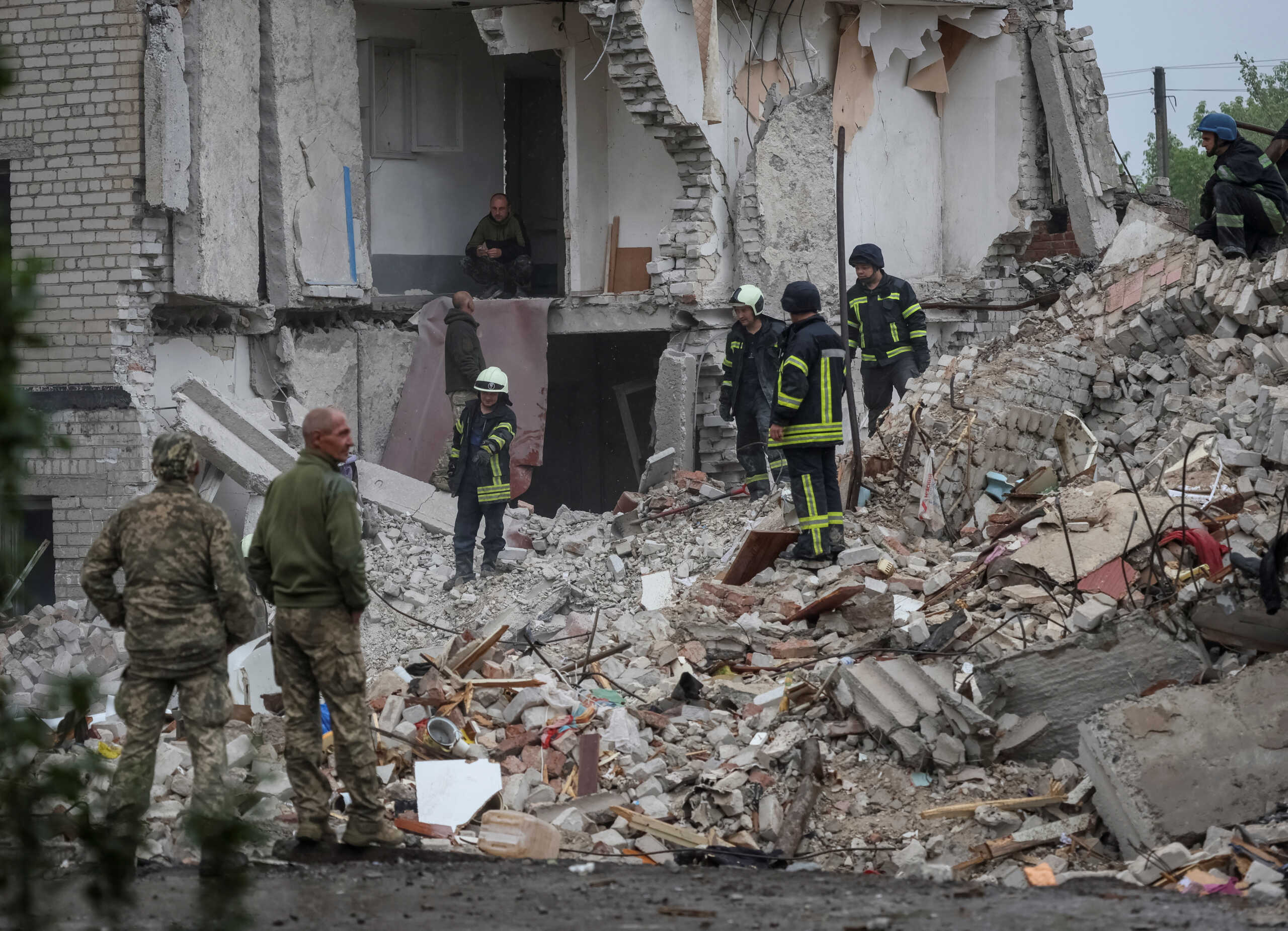 Πόλεμος στην Ουκρανία: Ανεβαίνει ο απολογισμός των νεκρών από τον βομβαρδισμό πολυκατοικίας στο Τσάσιβ Γιαρ - ΔΙΕΘΝΗ