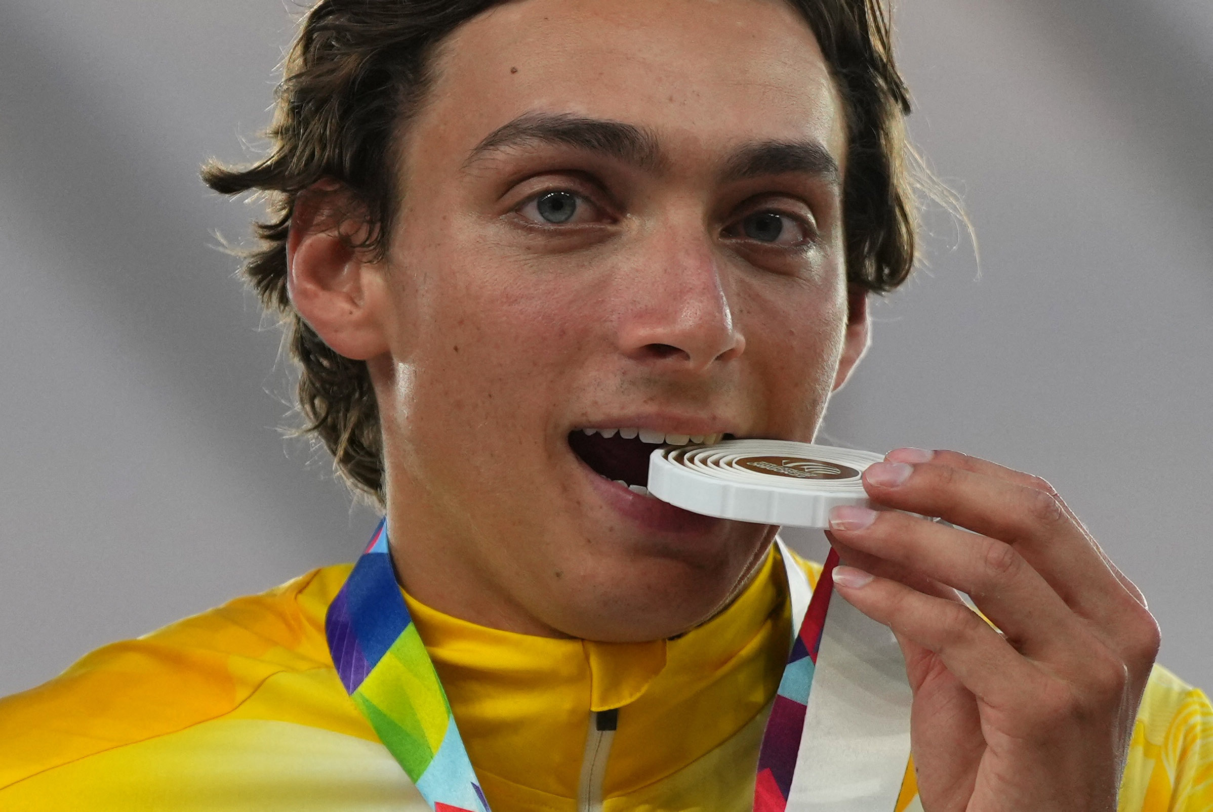 Athletics - World Athletics Championships - Men's Pole Vault - Final - Hayward Field, Eugene, Oregon, U.S. - July 24, 2022 Gold medallist Sweden's Armand Duplantis celebrates on the podium during the medal ceremony after winning the men's pole vault final and setting a new world record REUTERS