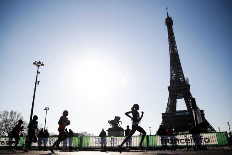 Κλείνουν τα φώτα στον Πύργο του  Άιφελ και σε άλλα κτίρια και μνημεία στο Παρίσι για εξοικονόμηση ενέργειας