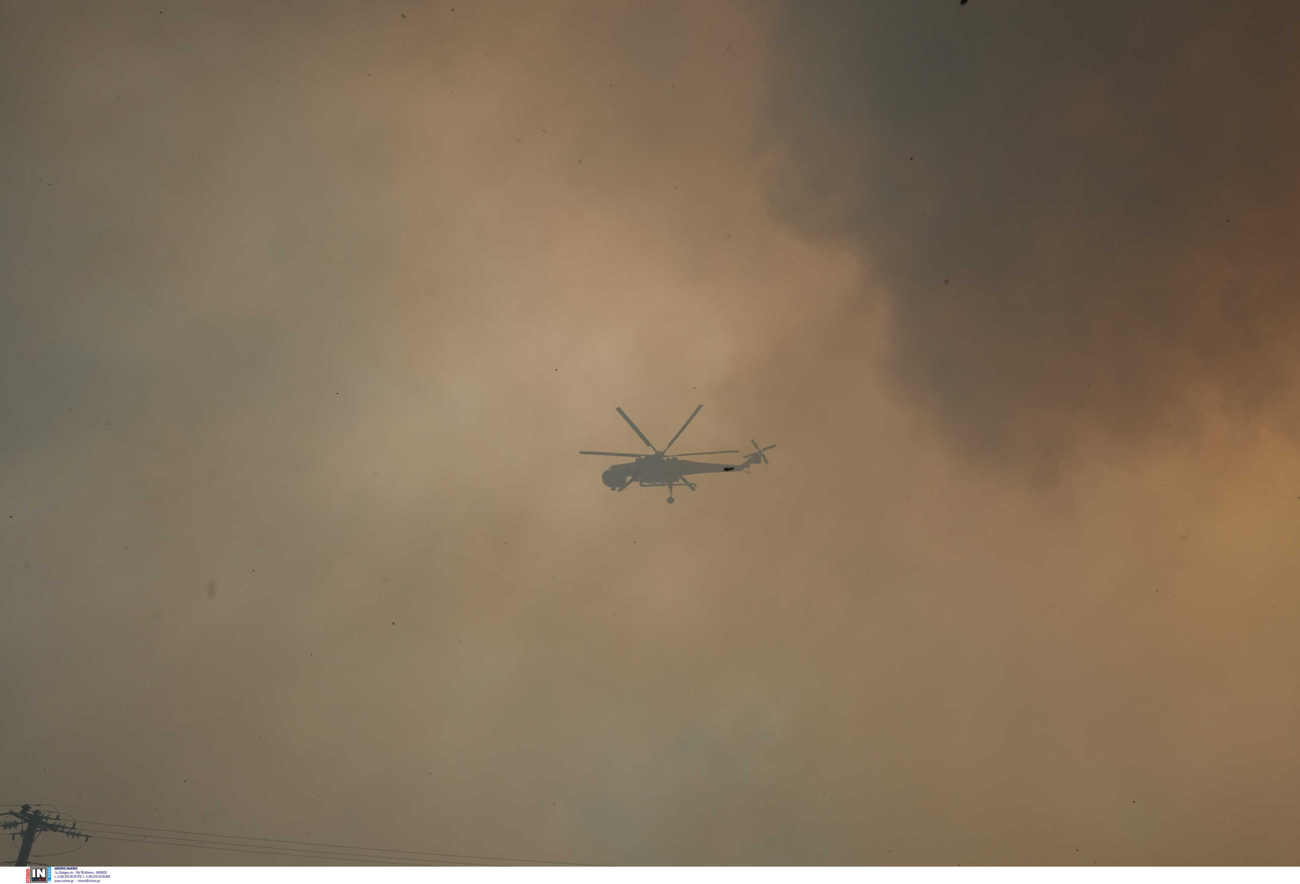 Φωτιά στα Μέγαρα: Αναγκαστική προσγείωση για ελικόπτερο Erickson που συμμετείχε στην κατάσβεση