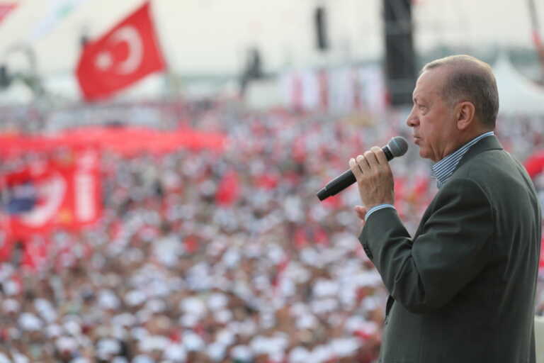 Ερντογάν έχεις ταλέντο – Ο Τούρκος πρόεδρος τραγούδησε ερωτικό τραγούδι σε προεκλογική συγκέντρωση