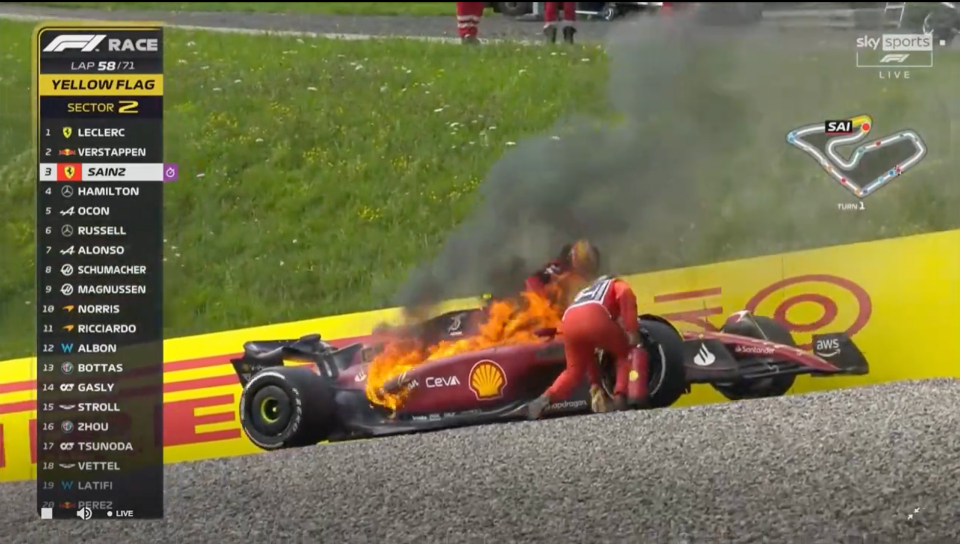 Formula 1: Στις φλόγες η Ferrari του Κάρλος Σάινθ